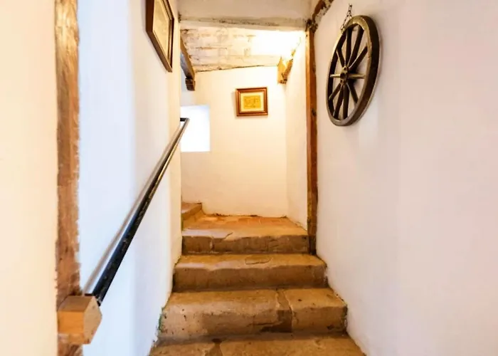 Spacious House In With Fireplace & Mountain View